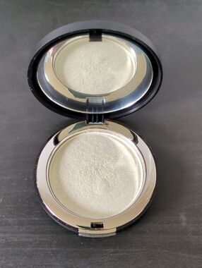 Give me Glow highlighter